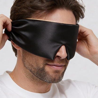man met zijde nasalux slaap masker voor betere diepere en langere slaap.
